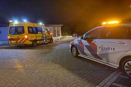 Fietsers botsen met auto in Grootebroek, slachtoffer in ambulance nagekeken