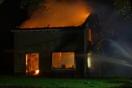 Brand legt woning in de as in Venhuizen