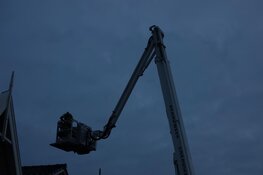 Schoorsteenbrand in Bovenkarspel, brandweer ventileert woning