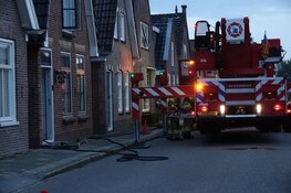Schoorsteenbrand in Bovenkarspel, brandweer ventileert woning