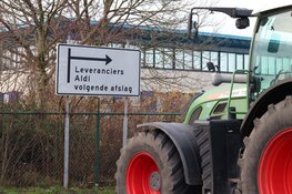 Boeren blokkeren distributiecentrum Albert Heijn in Zaandam