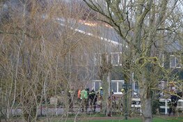 Uitslaande brand in Venhuizen, rook in wijde omgeving te zien