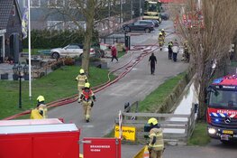 Uitslaande brand in Venhuizen, rook in wijde omgeving te zien