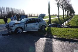Auto te water na botsing in Venhuizen