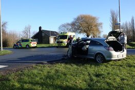 Auto te water na botsing in Venhuizen