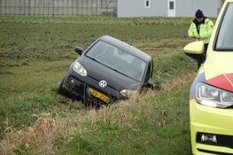 Automobilist naar ziekenhuis na ongeluk in Lutjebroek