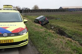 Automobilist naar ziekenhuis na ongeluk in Lutjebroek