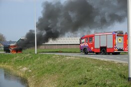 Auto vliegt in brand in Lutjebroek