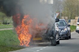 Auto vliegt in brand in Lutjebroek