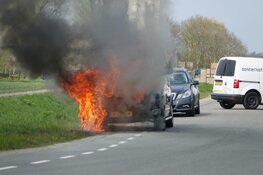Auto vliegt in brand in Lutjebroek