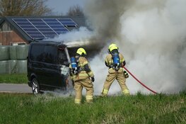 Auto vliegt in brand in Lutjebroek