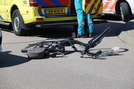 Lesauto botst met fietser in Bovenkarspel