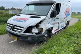 Tractor en busje botsen in Lutjebroek, veel schade aan beide voertuigen