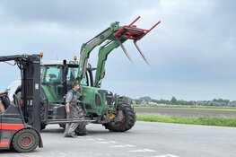 Tractor en busje botsen in Lutjebroek, veel schade aan beide voertuigen