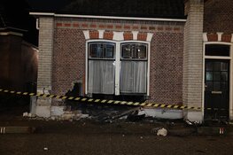Ravage bij woning in Bovenkarspel; brokkenpiloot knalt tegen huis aan