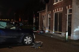 Ravage bij woning in Bovenkarspel; brokkenpiloot knalt tegen huis aan