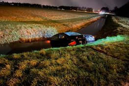 Auto te water in Grootebroek