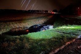 Auto te water in Grootebroek