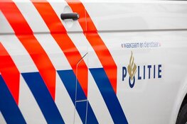 Verlaten bestelbus in sloot langs Drechterlandseweg