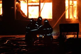 Grote uitslaande brand in bedrijfsverzamelgebouw in Hem