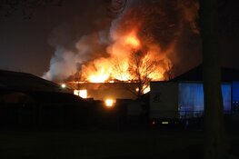 Grote uitslaande brand in bedrijfsverzamelgebouw in Hem