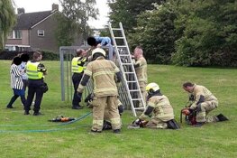 Jongetje door brandweer bevrijdt uit doeltje in Bovenkarspel