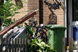 Oude motorfiets in brand tegen woning in Grootebroek