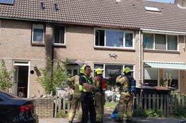 Oude motorfiets in brand tegen woning in Grootebroek