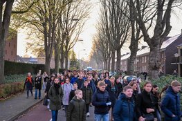 Honderden belangstellen bij stille tocht in Hoorn voor overleden Dani (14)