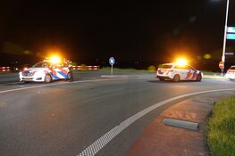 Auto raakt van dijk en belandt op de kop langs N307