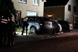 Auto knalt tegen woning in Hoogkarspel